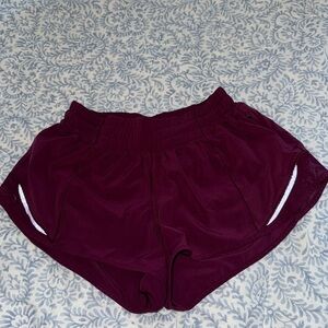 Lulu Lowrise Hotty Hot Shorts 2.5 Inseam